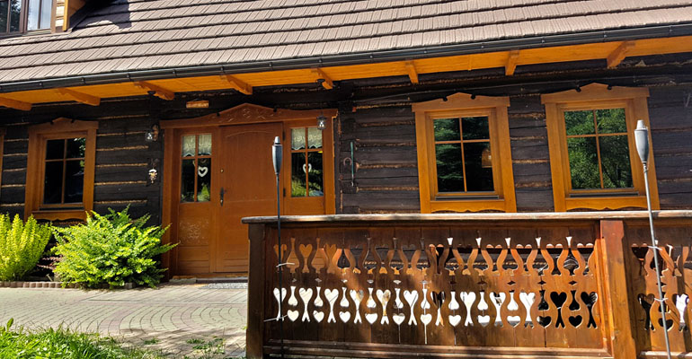 OKNA Z OBRÓBKĄ DREWNIANĄ